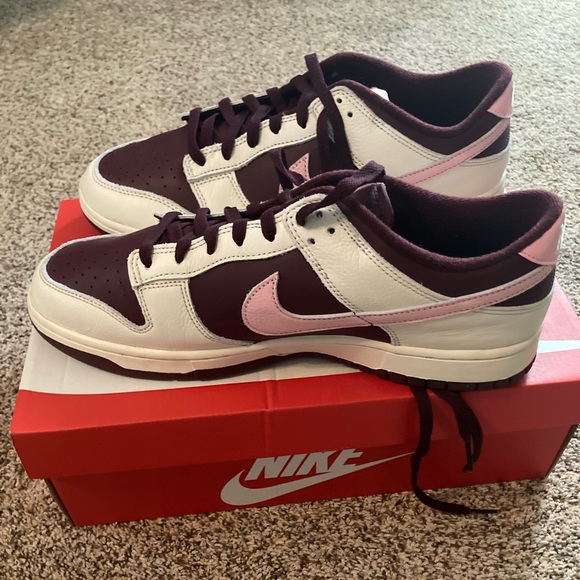 Nike 2023 Valentines Day Dunks - Picture 1 of 6